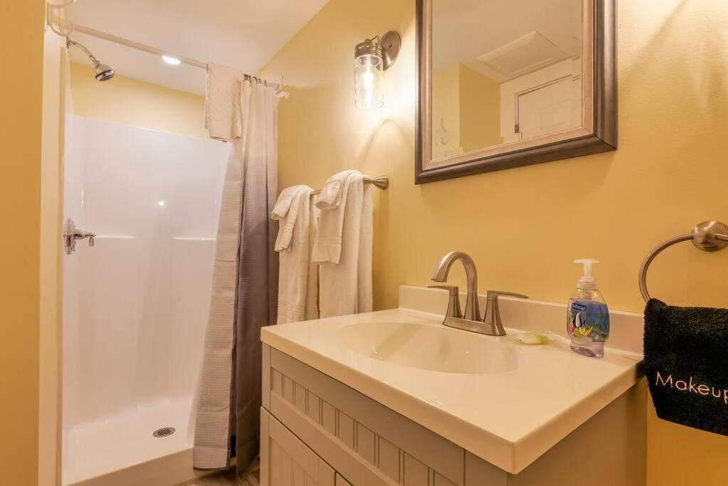 2Br Apt W/ 3 Min Walk To Downtown Swh - Low Tide Southwest Harbor Ngoại thất bức ảnh